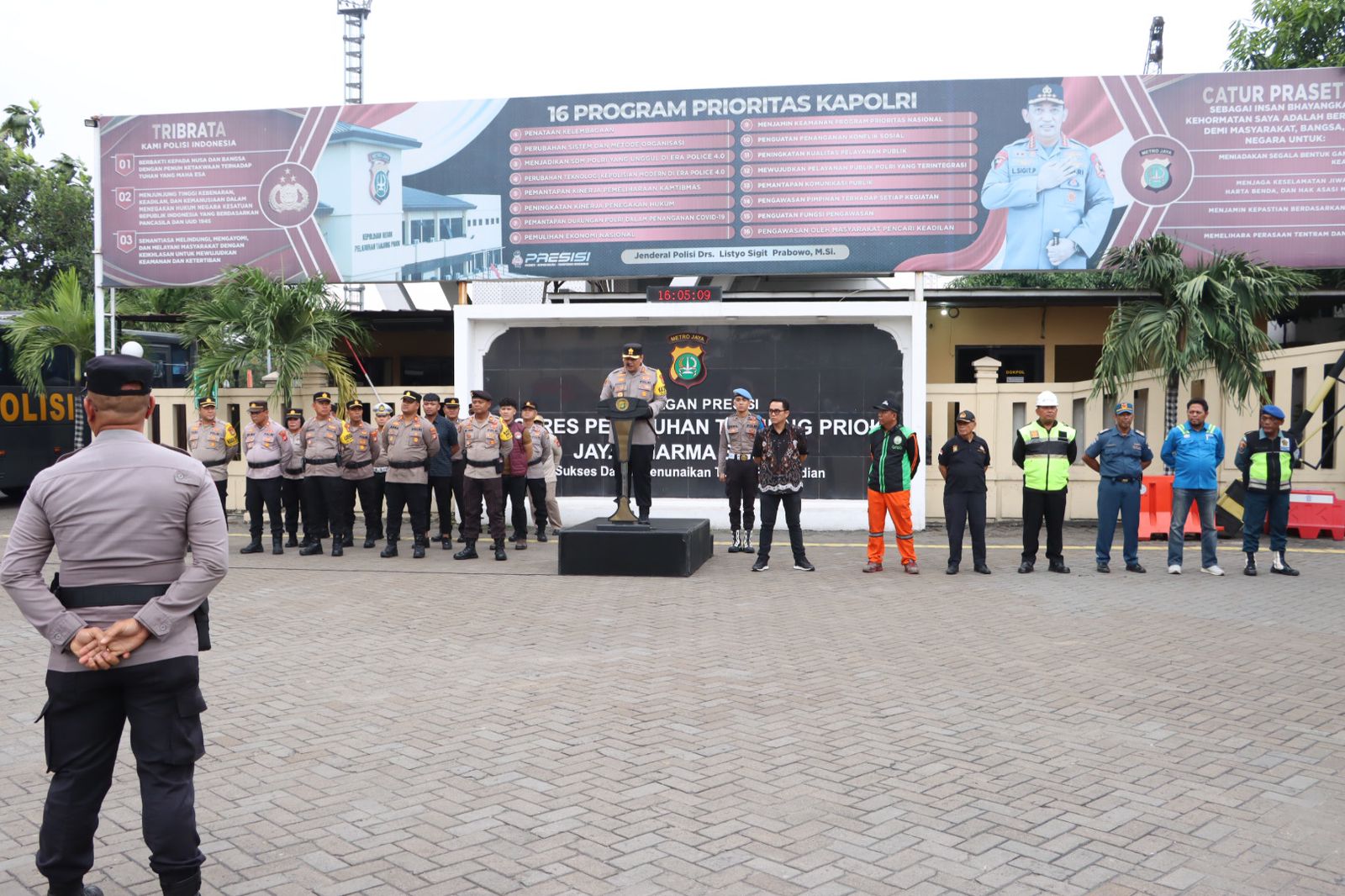 “Sinergi Jaga Keamanan Pelabuhan, Polres PPriok Gelar Apel Siaga Kamtibmas Gabungan Potmas”