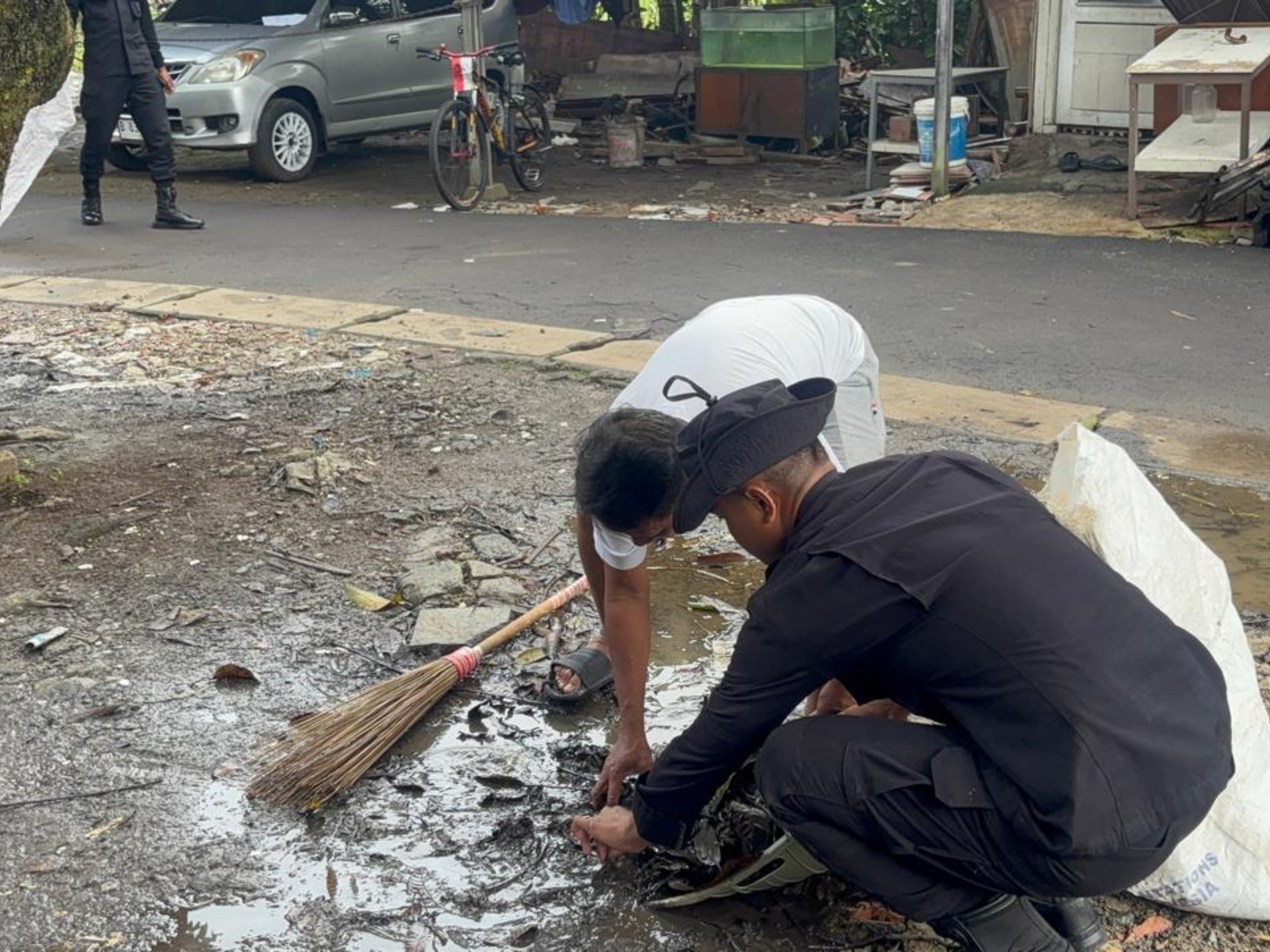 Brimob Metro Jaya Gelar Gerakan ASRI, Masjid dan Lingkungan Warga Ciputat Jadi Lebih Bersih