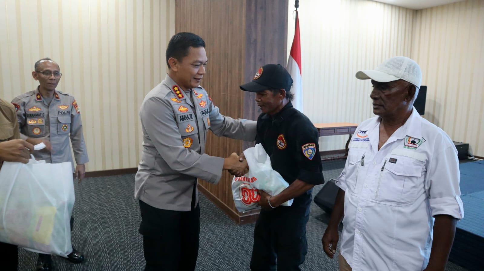Perkuat Silaturahmi, Kapolres Metro Depok Bagikan Sembako ke Komunitas Ojol Lewat ‘Jumat Berkah Sabuk Kamtibmas