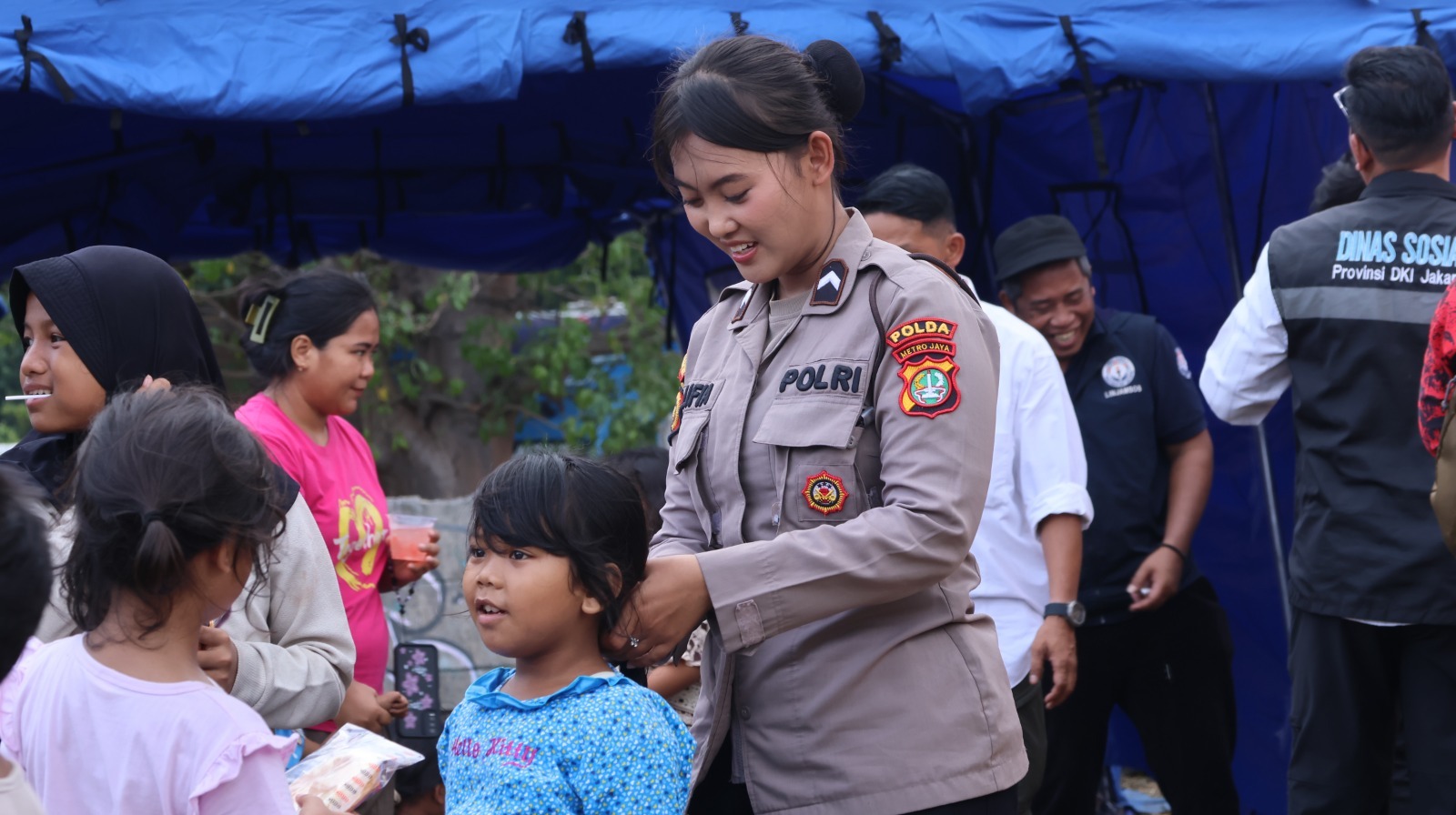 Polwan Polda Metro Jaya Gelar Trauma Healing dan Baksos untuk Korban Kebakaran di Jakpus