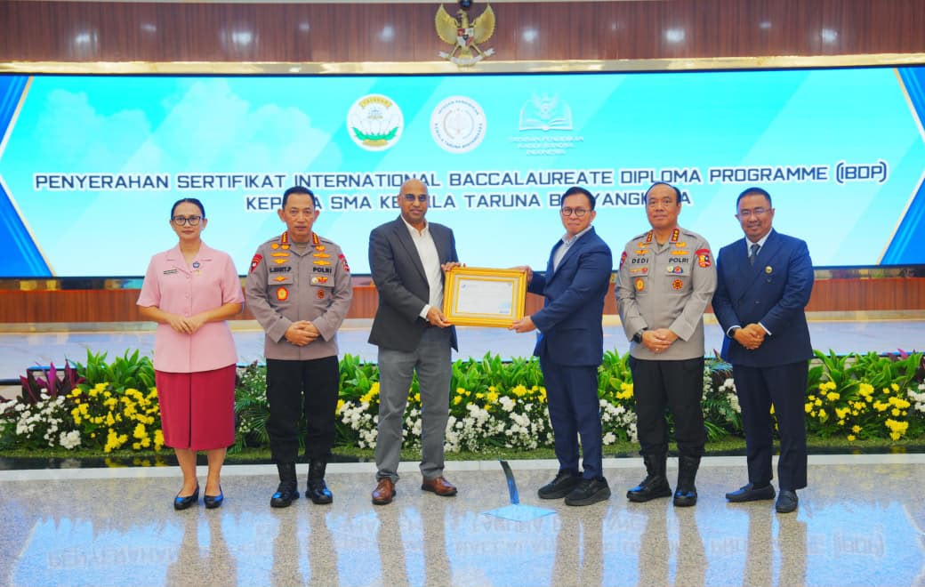 Terima Sertifikat IBDP SMA KTB, Kapolri: Cetak Generasi Muda untuk Wujudkan Indonesia Emas 2045