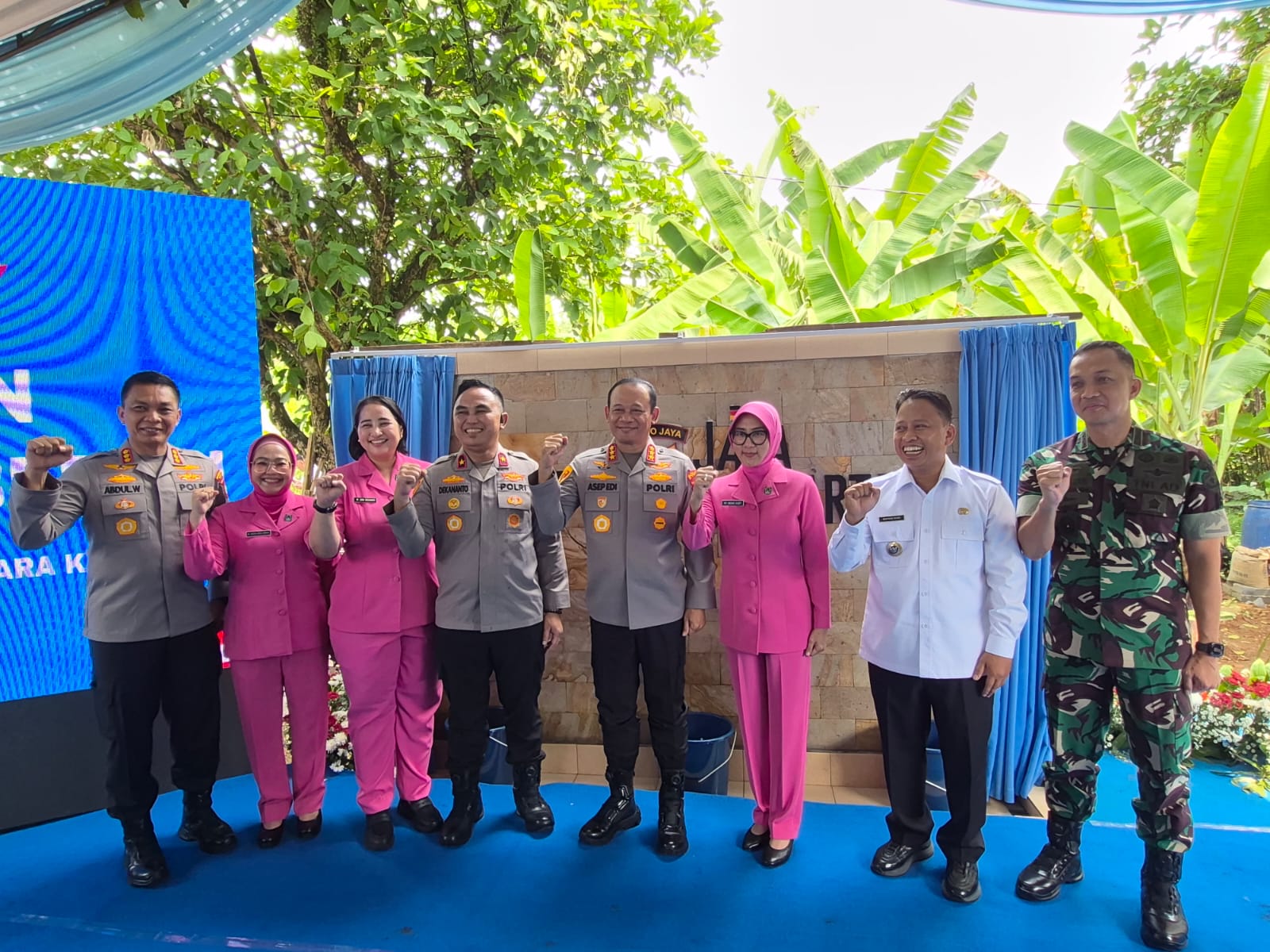 Kapolres Metro Depok Dampingi Kapolda Metro Jaya Resmikan Fasilitas Air Bersih di Bojongsari dalam Rangka Hari Bhayangkara ke-80